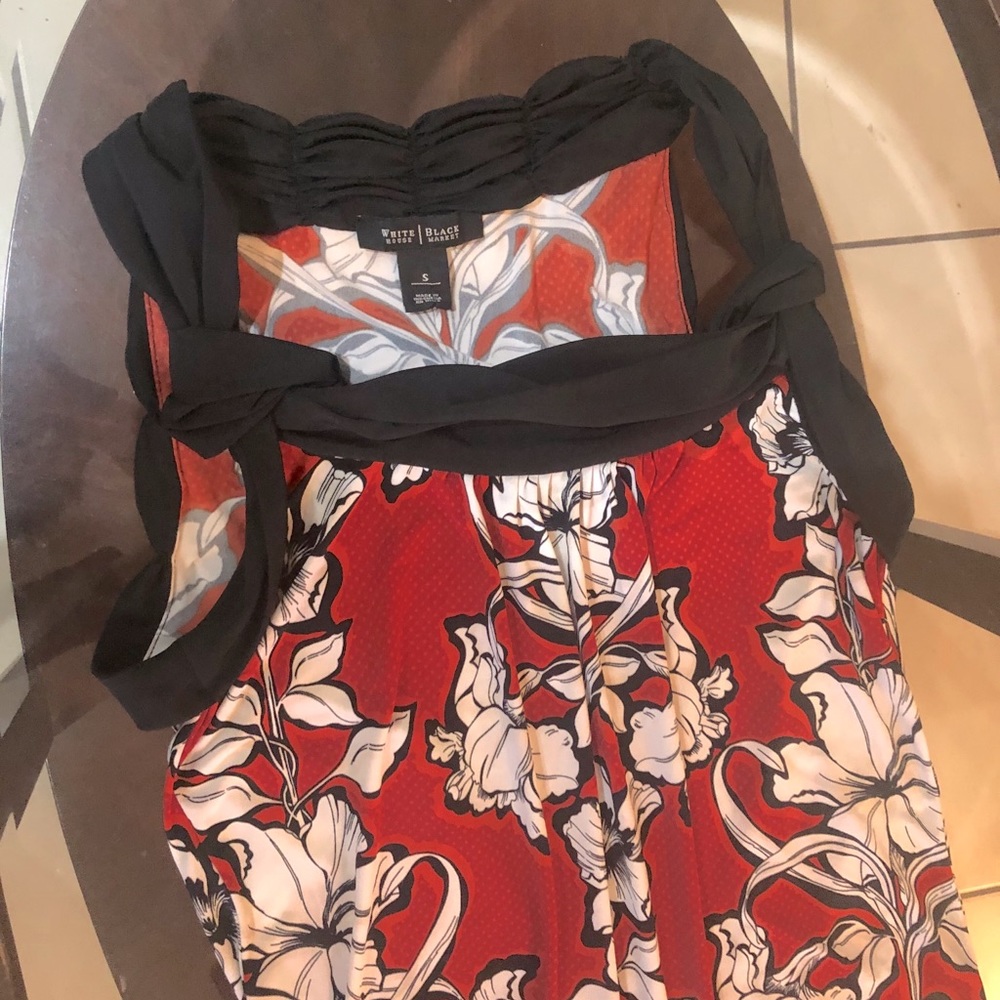 Short sleeveless top